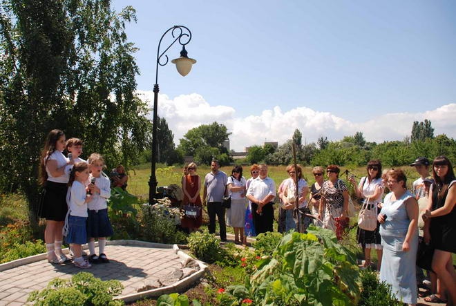 The students of the Jewish School singing.